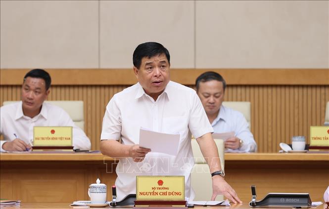 Bộ trưởng Bộ Kế hoạch và Đầu tư Nguyễn Chí Dũng báo cáo tình hình kinh tế - xã hội tháng 4 và nhiệm vụ trong thời gian tới. Ảnh: Dương Giang/TTXVN