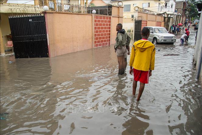 Cảnh ngập lụt sau mưa lớn tại Kinshasa, CHDC Congo. Ảnh tư liệu: AFP/TTXVN