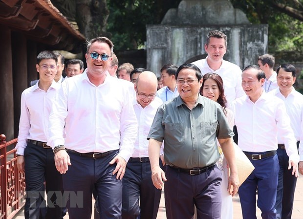 Thủ tướng Phạm Minh Chính và Thủ tướng Đại Công quốc Luxembourg Xavier Bettel tham quan Di tích Quốc gia đặc biệt Văn Miếu-Quốc Tử Giám. (Ảnh: Dương Giang/TTXVN)