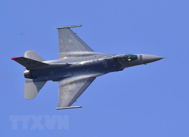 Tiêm kích F-16 của Không lực Mỹ bay trình diễn tại căn cứ không quân Osan ở Pyeongtaek, Hàn Quốc. (Ảnh: AFP/TTXVN)