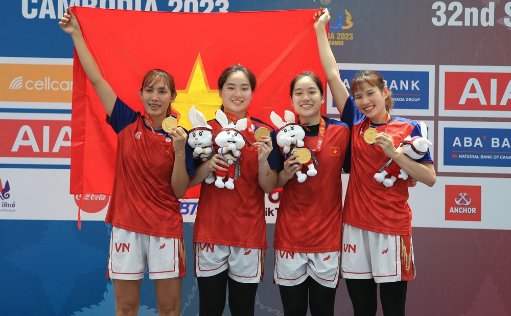 Các cô gái của ĐT bóng rổ 3x3 Việt Nam trên bục nhận HCV.