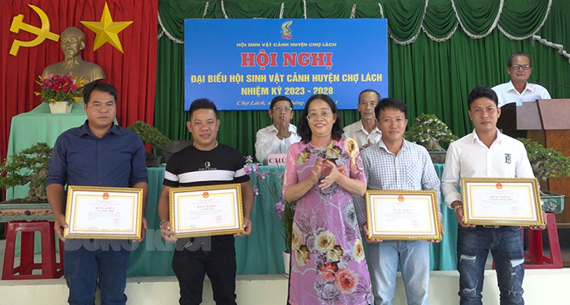 Hội nghị đại biểu Hội Sinh vật cảnh huyện Chợ Lách nhiệm kỳ 2023 - 2028 Trao bằng khen của UBND tỉnh cho 4 cá nhân đạt giải nhất Hội thi Hội hoa xuân Quý Mão tỉnh năm 2023.