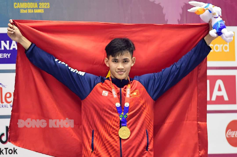 Vận động viên Phạm Thanh Bảo với niềm vui đạt huy chương vàng tại SEA Games 32 năm 2023. Ảnh: Nhân vật cung cấp.