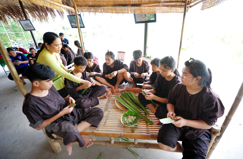 Du khách trải nghiệm tại du lịch Sân chim Vàm Hồ, xã Tân Mỹ, huyện Ba Tri.