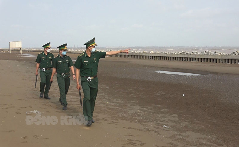 Qua nửa nhiệm kỳ thực hiện Nghị quyết Đại hội XIV Đảng bộ Bộ đội Biên phòng tỉnh đạt và vượt nhiều chỉ tiêu, nhiệm vụ đề ra Tổ công tác Đồn Biên phòng Cổ Chiên tuần tra bảo vệ địa bàn biên giới biển tại xã Thạnh Hải, huyện Thạnh Phú. Ảnh: Phương Khánh