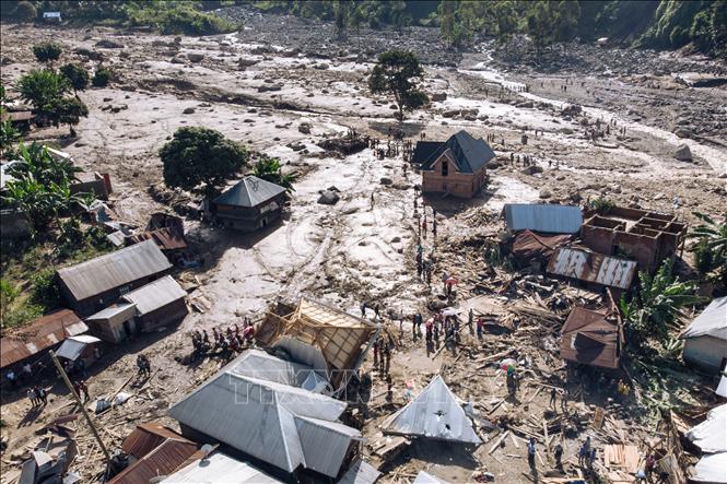 Cảnh tàn phá sau những trận mưa lớn gây lũ lụt và lở đất ở Nyamukubi, miền Đông Congo, ngày 6-5-2023. Ảnh: AFP/TTXVN