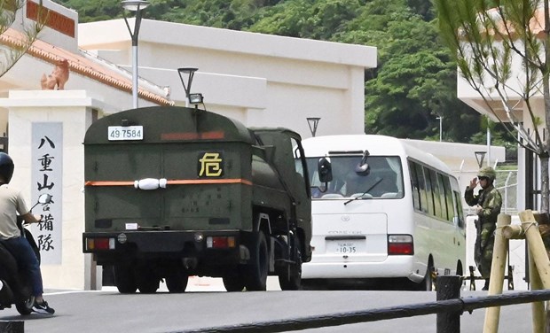 Nhật Bản trang bị tên lửa đất đối không Patriot tại căn cứ ở Okinawa Một chiếc xe chở nhiên liệu cho hệ thống phòng thủ tên lửa đất đối không PAC3 tiến vào một doanh trại của Lực lượng Phòng vệ Mặt đất ở Ishigaki, tỉnh Okinawa (Nhật Bản) mới đây. (Nguồn: The Japan Times)
