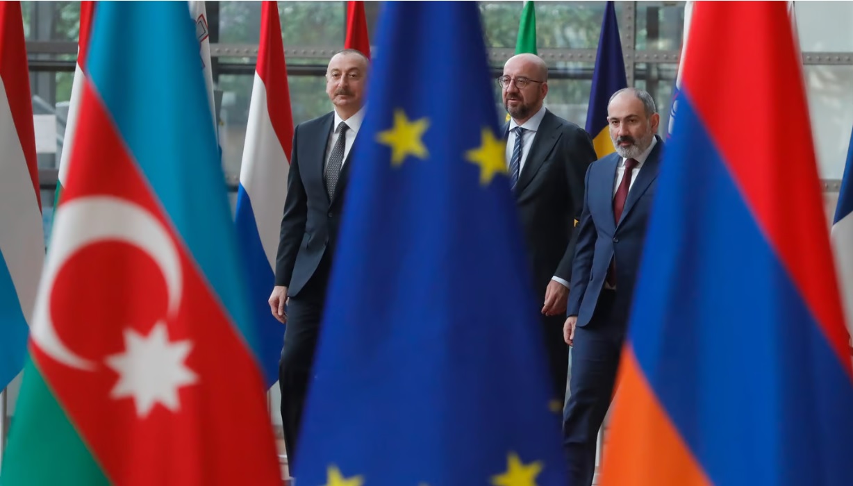 Tổng thống Azerbaijan Ilham Aliyev (trái), Chủ tịch Hội đồng châu Âu Charles Michel (giữa) và Thủ tướng Armenia Nikol Pashinyan tại Brussels ngày 22-5-2022. Ảnh: EPA-EFE