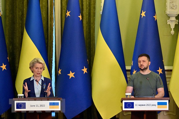 Tổng thống Ukraine Volodymyr Zelensky (phải) và Chủ tịch Ủy ban châu Âu (EC), bà Ursula von der Leyen (trái) tại cuộc gặp ở Kiev, ngày 11-6-2022. (Ảnh: AFP/TTXVN)