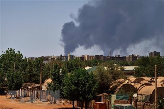 Khói bốc lên trong cuộc giao tranh tại Khartoum, Sudan, ngày 1-5-2023. Ảnh: AFP/TTXVN