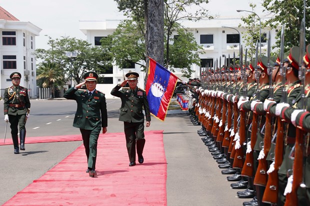 Thượng tướng Nguyễn Tân Cương, Tổng Tham mưu trưởng, Thứ trưởng Bộ Quốc phòng duyệt đội danh dự trong lễ đón chính thức tại Bộ Quốc phòng Lào vào chiều 10-5 tại thủ đô Vientiane. (Ảnh: Phạm Kiên/TTXVN)