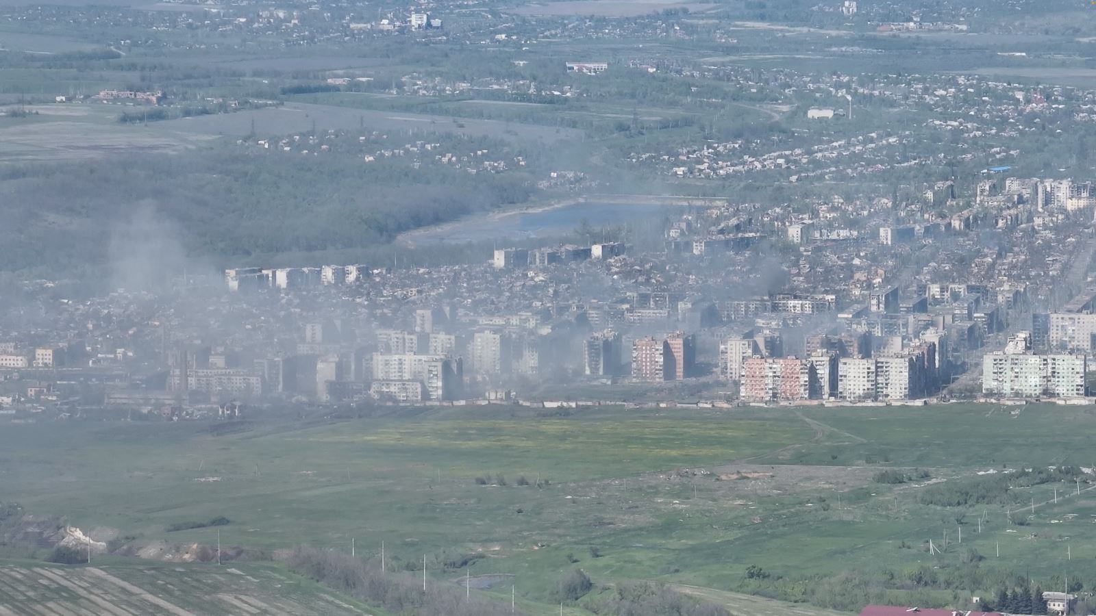 Khói bốc lên sau một vụ nổ đạn pháo trong xung đột ở Bakhmut, vùng Donetsk, Ukraine hôm 7-5. Ảnh: Reuters