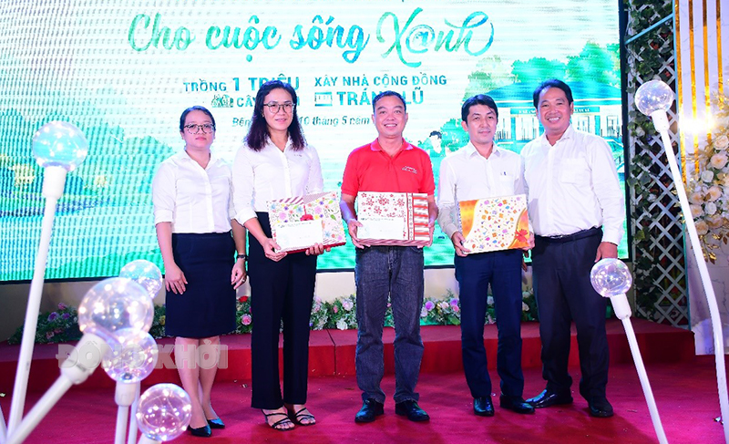 BIDV Chi nhánh Đồng Khởi tổng kết Giải chạy BIDV Run - cho cuộc sống xanh 2023 Giám đốc BIDV Đồng Khởi Trương Minh Tấn trao quà cho các cá nhân tiêu biểu.