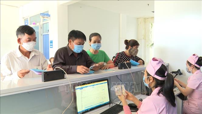 Người dân Gia Lai chỉ cần sử Căn cước công dân gắn chip và ứng dụng VSSID khi đăng ký khám chữa bệnh bảo hiểm y tế. Ảnh: Hoài Nam/TTXVN