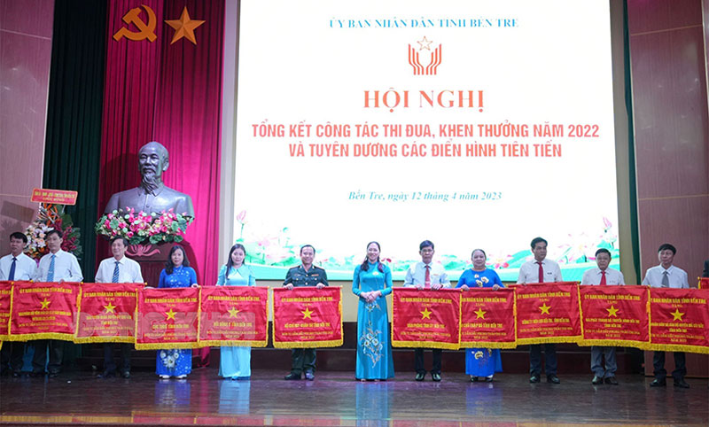 Các đơn vị nhận Cờ thi đua.