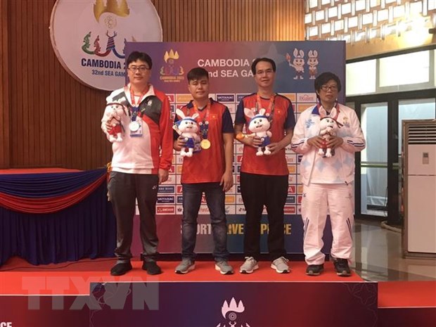 Kỳ thủ Lại Lý Huỳnh (thứ 2 từ trái qua) xuất sắc giành huy chương Vàng môn Cờ tướng