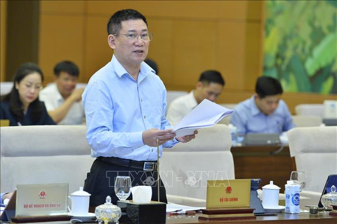 Ủy ban Thường vụ Quốc hội cho ý kiến về giảm thuế giá trị gia tăng Bộ trưởng Bộ Tài chính Hồ Đức Phớc trình bày tờ trình. Ảnh: Minh Đức/TTXVN