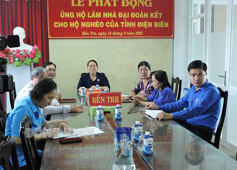 Chủ tịch Ủy ban MTTQ Việt Nam tỉnh Nguyễn Thị Hồng Nhung cùng đại biểu tham dự tại điểm cầu tỉnh Bến Tre.
