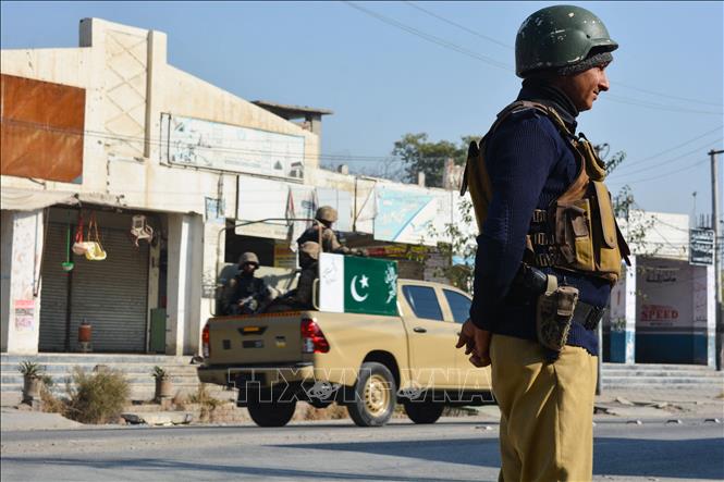 Cảnh sát và binh sĩ Pakistan gác trên đường phố tại Bannu. Ảnh tư liệu (minh họa): AFP/TTXVN