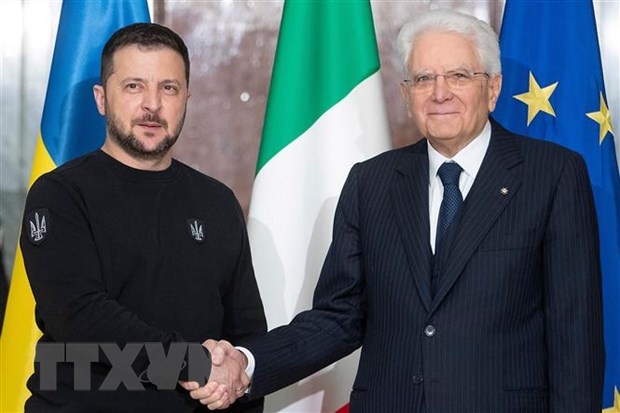 Tổng thống Italy Sergio Mattarella (phải) và Tổng thống Ukraine Volodymyr Zelensky tại cuộc gặp ở Rome ngày 13-5-2023. Ảnh: AFP/TTXVN