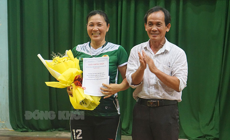 Bế mạc Giải Bóng chuyền hơi nữ tỉnh Bến Tre năm 2023 Trao Giải vận động viên xuất sắc cho vận động viên Trần Thị Thúy Liễn.