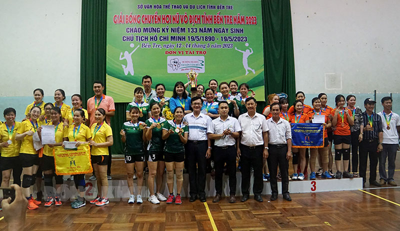 Bế mạc Giải Bóng chuyền hơi nữ tỉnh Bến Tre năm 2023 Ban tổ chức và nhà tài trợ trao thưởng cho các đội bóng đạt thành tích.