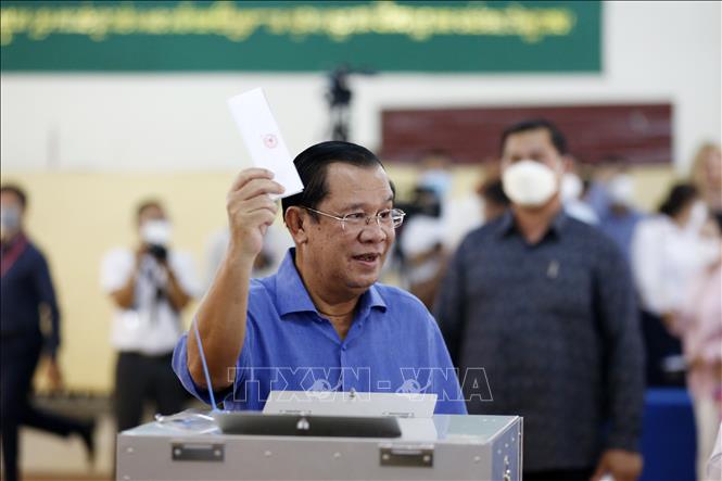 Campuchia công nhận 18 chính đảng đủ điều kiện tham gia tổng tuyển cử Thủ tướng Campuchia Samdech Techo Hun Sen bỏ phiếu trong cuộc bầu cử Hội đồng xã/phường lần thứ 5 tại điểm bầu cử ở Kandal, Campuchia, ngày 5-6-2022. Ảnh (tư liệu) minh họa: THX/TTXVN