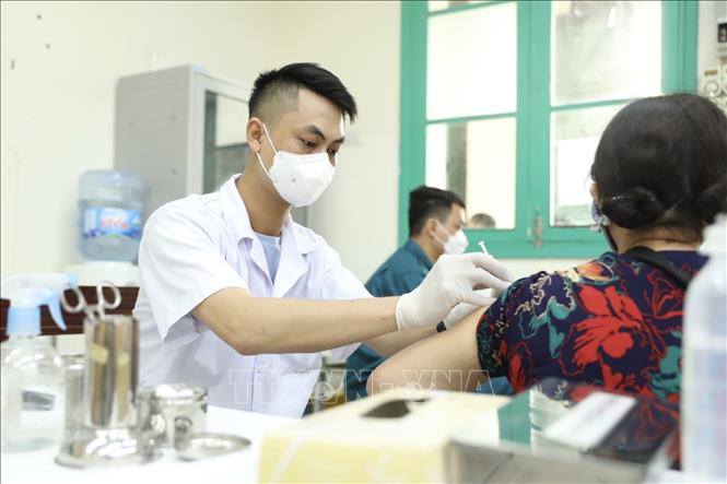 Những người có nguy cơ cao cần được tiêm nhắc lại vaccine phòng COVID-19. Ảnh: TTXVN.