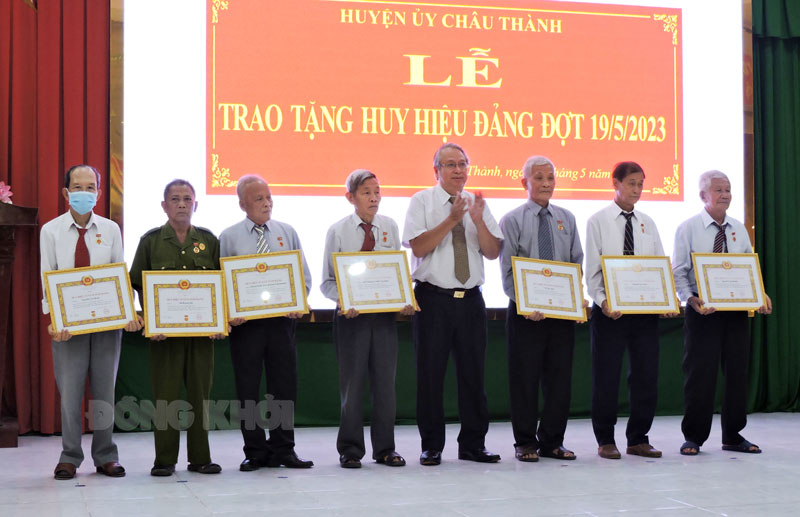 Trưởng ban Tuyên giáo Tỉnh ủy Cao Văn Dũng trao Huy hiệu Đảng cho các đảng viên đến niên hạn. Ảnh: P. Tuyết.