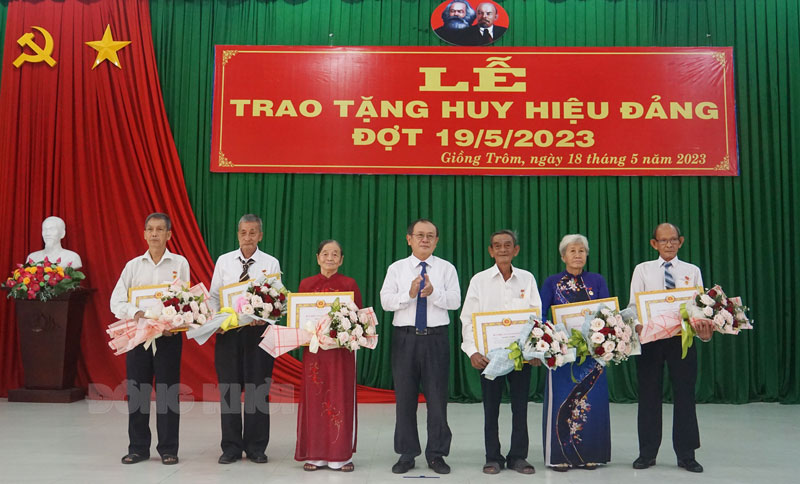 Phó chủ tịch Thường trực HĐND tỉnh Huỳnh Quang Triệu trao Huy hiệu 55 năm tuổi Đảng cho các Đảng viên.