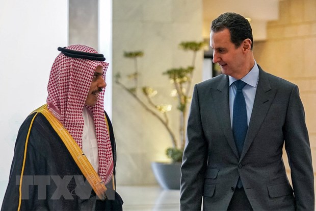 Tổng thống Syria Bashar al-Assad (phải) trong cuộc hội đàm với Ngoại trưởng Saudi Arabia, Hoàng thân Faisal bin Farhan tại Damascus, ngày 18-4-2023. Ảnh: AFP/TTXVN