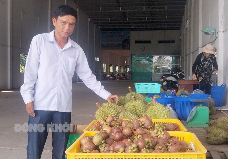 Đảng viên tiêu biểu học tập và làm theo Bác Đồng chí Lê Hoàng Phục tại Hợp tác xã Nông nghiệp xã Tân Phú.
