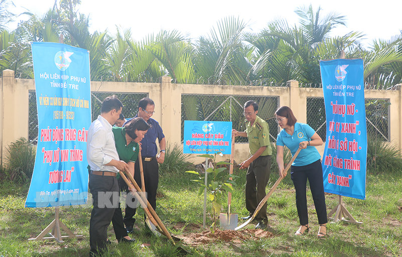 Các đại biểu ra quân trồng cây tại khuôn viên Trường Tiểu học Phong Điền, ấp Hưng An A, xã Thạnh Phú Đông.