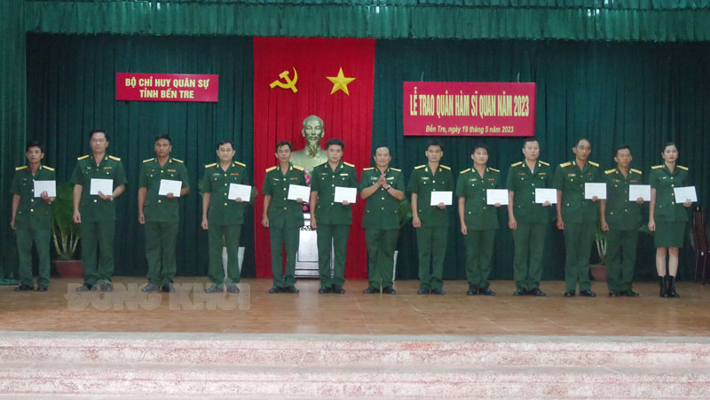 Thượng tá Lê Công Hạnh, Phó Chính ủy Bộ Chỉ huy Quân sự tỉnh chúc mừng các đồng chí nhận quân hàm và nâng lương.