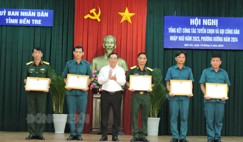 Phó bí thư Tỉnh ủy - Chủ tịch UBND tỉnh Trần Ngọc Tam, Chủ tịch Hội đồng Nghĩa vụ quân sự tỉnh trao bằng khen cho các tập thể, cá nhân.