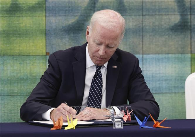 Tổng thống Mỹ Joe Biden viết lưu bút tại Bảo tàng Tưởng niệm hòa bình Hiroshima, Nhật Bản, ngày 19-5-2023. Ảnh: Kyodo/TTXVN