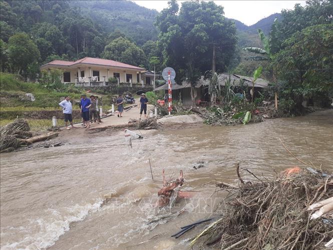 Mưa lũ làm hư hỏng các công trình giao thông, thủy lợi ở huyện Văn Chấn, tỉnh Yên Bái. Ảnh tư liệu: TTXVN phát