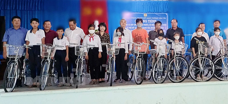 Đại biểu trao xe đạp cho học sinh. Ảnh: Thanh Diễn