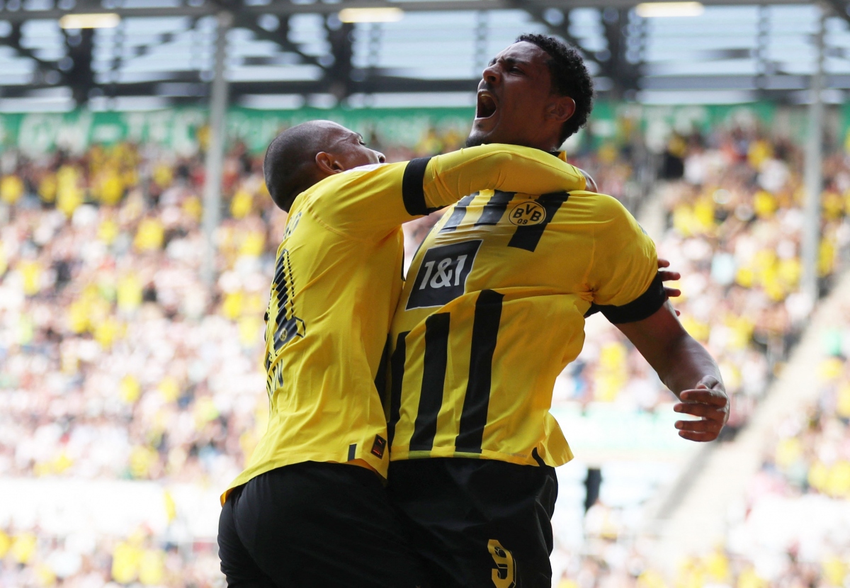 Haller ghi cú đúp giúp Dortmund mở toang cánh cửa vô địch Bundesliga. (Ảnh: Reuters)