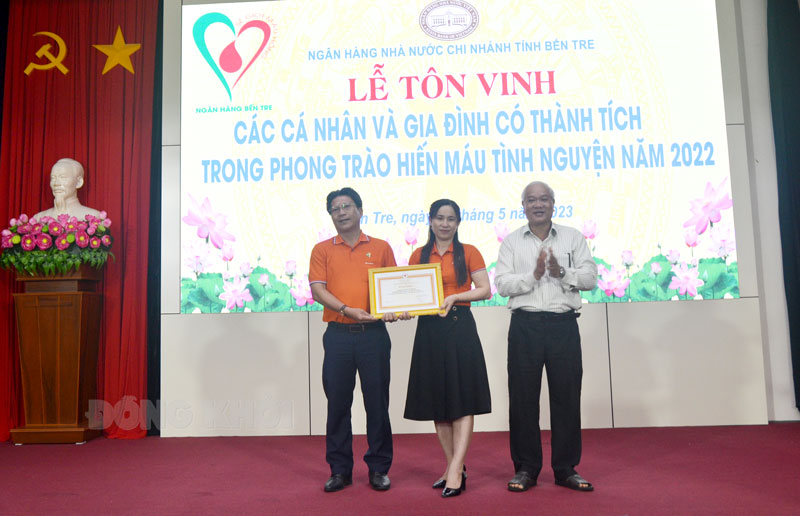 Trao bằng khen của Trung ương Hội Chữ thập đỏ Việt Nam cho gia đình ông Nguyễn Văn Nguyên.