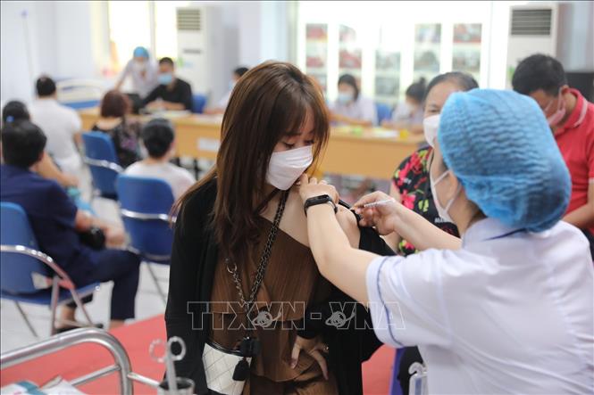 Tiêm vaccine phòng COVID-19 cho người dân để tăng miễn dịch phòng bệnh. Ảnh: TTXVN