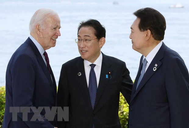 Tổng thống Mỹ Joe Biden, Thủ tướng Nhật Bản Fumio Kishida và Tổng thống Hàn Quốc Yoon Suk-yeol tại cuộc gặp bên lề Hội nghị thượng đỉnh G7 ở Hiroshima (Nhật Bản) ngày 21-5-2023. (Ảnh: Kyodo/TTXVN)