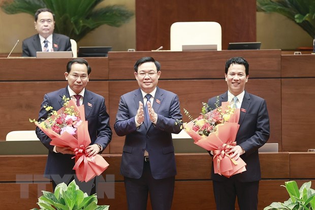Ông Đặng Quốc Khánh làm Bộ trưởng Bộ Tài nguyên và Môi trường Chủ tịch Quốc hội Vương Đình Huệ chúc mừng tân Chủ nhiệm Ủy ban Tài chính - Ngân sách của Quốc hội Lê Quang Mạnh (bên trái) và tân Bộ trưởng Bộ Tài nguyên và Môi trường Đặng Quốc Khánh (bên phải), nhiệm kỳ 2021-2026. Ảnh: Doãn Tấn/TTXVN