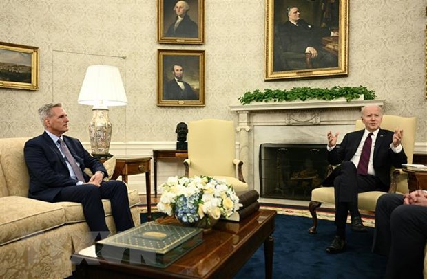 Tổng thống Mỹ Joe Biden (phải) và Chủ tịch Hạ viện Kevin McCarthy tại cuộc gặp ở Nhà Trắng ngày 9-5-2023. Ảnh: AFP/TTXVN