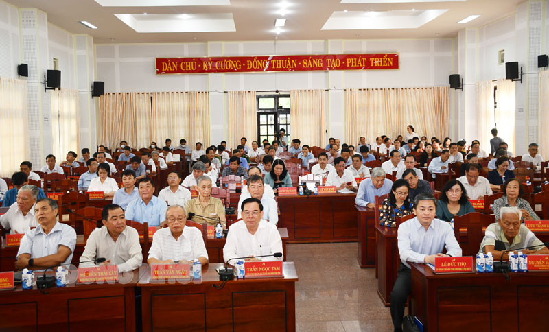 Lãnh đạo, nguyên lãnh đạo tỉnh Bến Tre tham gia hội nghị thông tin nhanh kết quả hội nghị.