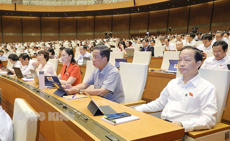 Đoàn đại biểu QH đơn vị tỉnh Bến Tre tham dự phiên họp toàn thể tại hội trường.