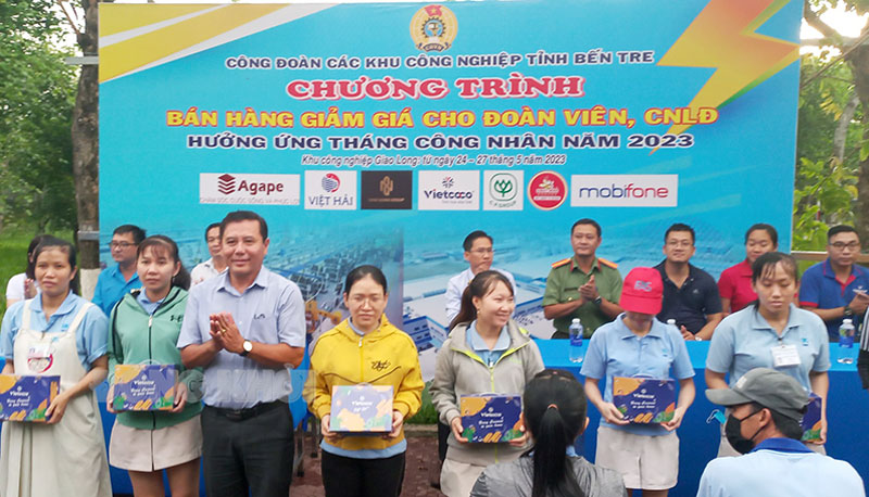Chương trình bán hàng giảm giá cho đoàn viên, công nhân lao động hưởng ứng Tháng Công nhân năm 2023 Trao quà cho đoàn viên, công nhân lao động có hoàn cảnh khó khăn.