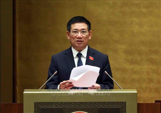 Bộ trưởng Bộ Tài chính Hồ Đức Phớc trình bày Báo cáo quyết toán ngân sách nhà nước năm 2021. Ảnh: Phạm Kiên /TTXVN