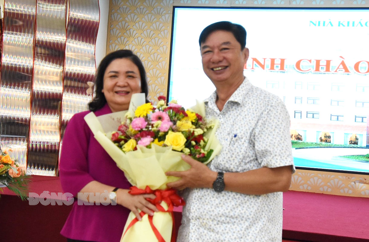 Phó bí thư Thường trực Tỉnh uỷ Hồ Thị Hoàng Yến chúc đoàn công tác gặt hái nhiều kết quả trong chuyến đi. 