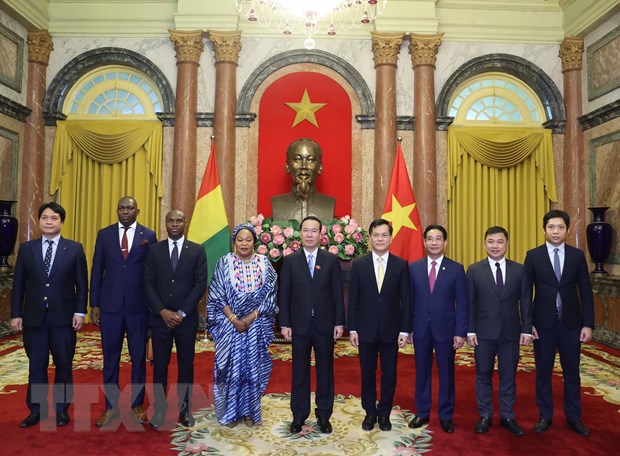 Chủ tịch nước Võ Văn Thưởng tiếp các Đại sứ trình Quốc thư Chủ tịch nước Võ Văn Thưởng và Đại sứ Guinea Aminata Koita chụp ảnh chung với các đại biểu. (Ảnh: Thống Nhất/TTXVN)